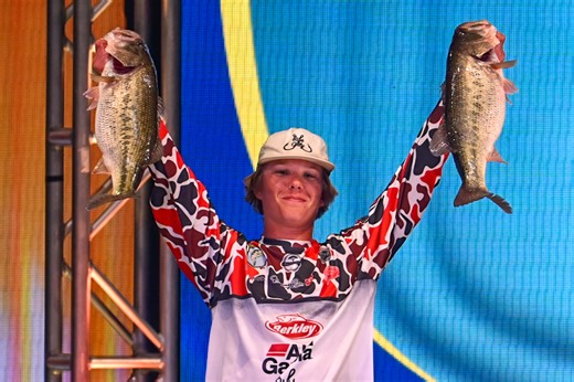 Nutt rockets into Day 2 Classic lead - Bassmaster