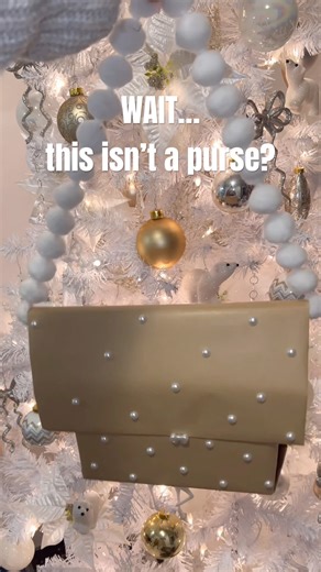 This isn’t a purse — it’s actually a wrapped gift made from dollar tree Kraft paper #giftwrapping