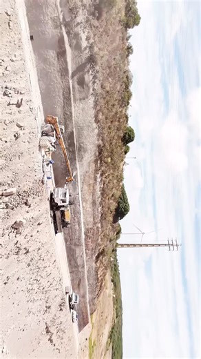 Não, não são aquelas piscinas bonitas a que vos habituamos! Da água ao betão — somos especialistas em manter tudo no lugar 😉 Quando não estamos a criar oásis de verão, estamos a construir muralhas dignas de castelos! Betão projetado com força, precisão e… um bocadinho de estilo 😎 Aqui fazemos tudo, confia em quem sabe lidar com pressão! 🚀 💻 martimcaldeira@antarticapiscinas.pt 📱 968580686 #antarticapiscinas #piscinasdeportugal #pool #betaoprojetado | Antártica Piscinas