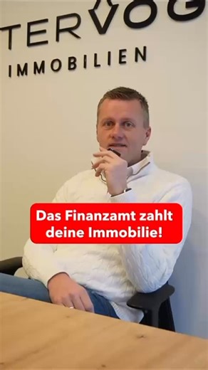 Peter Vogt Immobilien on Instagram: "Mehr Netto bei gleichem Gehalt. Komplett legal. Und trotzdem nutzen es die wenigsten. Du verdienst 3.800 € brutto. Normal bleiben dir ca. 2.500 € netto. 35 % gehen an den Staat. Jeden Monat. Jetzt kommt der Unterschied zwischen 👉 Arbeitnehmern und 👉 Denkern. Du kaufst eine Immobilie für 200.000 € – voll fremdfinanziert. Die Zinsen? ➡️ steuerlich absetzbar. Die Abschreibung? ➡️ ebenfalls absetzbar. Allein durch ✔️ Zinsen ✔️ Abschreibung entstehen 13.600 € We