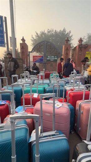 Inzar Vlogs on Instagram: "₹500 से Trolley Bags 💼 #trolleybag #luggagebag #explore"