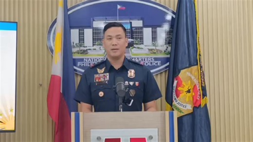 NEWS UPDATE: Dalawang pulis na sangkot sa umano'y pagharang sa isang motorista sa bahagi ng Taft Avenue, sinibak na sa pwesto. Depensa naman ng Ermita Police, nasiraan ang patrol vehicle kung kaya't hindi ito agad naka abante kahit pa naka green na ang traffic light. Sa viral video maririnig na binusinahan daw ng isang motorista dahil muntik na silang i-cut nito dahilan para mainis ang driver ng patrol vehicle at hinarangan sila sa daan. | via Ryan Lesigues | PTV