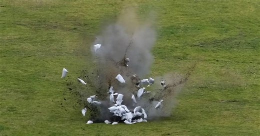 L'armée anglaise fait exploser une bombe de la Seconde Guerre mondiale