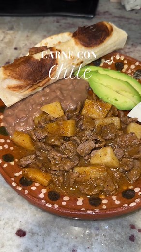 Carne con chile a mi manera🌶️😋 Ingredientes ⬇️ 1 1/2 libras de milanesa/carne de res 1 papa grande 3 jitomates 4 tomatillos 2 chiles serranos 1/4 de cebolla 1 diente de ajo Comino Sal Pimienta negra #carneconchile #carneconpapas #guisoderes #mexicanfood #mexicanrecipes #recetasfaciles #easyrecipes #dinnerideas #ideasparalacena