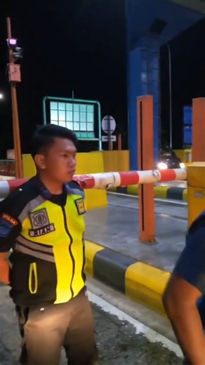 TKP MEDAN on Instagram: "Tarif Tol Mendadak Rp527 Ribu di Kualanamu, Pengendara Kaget: Biasanya Cuma Rp37 Ribu! Seorang pengendara dibuat terkejut setelah mengetahui tarif tol yang biasanya hanya Rp37 ribu, tiba-tiba membengkak menjadi Rp527 ribu saat melintas di Gerbang Tol Kualanamu. Peristiwa tersebut viral di media sosial setelah diunggah oleh pengendara yang melaju dari Gerbang Tol Teluk Mengkudu menuju Gerbang Tol Kualanamu. Dalam unggahannya, ia memperlihatkan bukti tarif yang tidak wajar