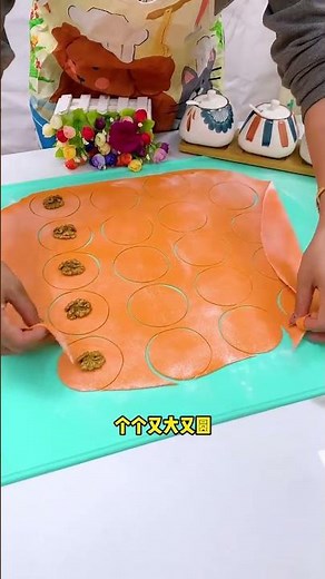 It’s a good thing to make dumpling wrappers without using your hands. Just roll and slice them q