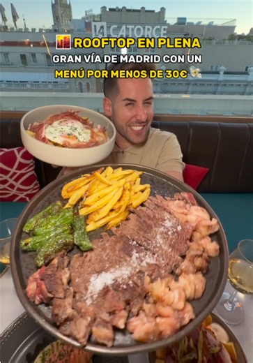 🌇 Acabo de descubrir un rooftop en Gran Vía con un menú completo por menos de 30€ 🤯 🍽️ Y sí, incluye ENTRANTE, PRINCIPAL, POSTRE, PAN Y BEBIDA… ¡en plena Gran Vía de Madrid! 🤤 Puedes empezar con croquetas, bravas o torreznos para ir abriendo boca. 🥩 Después toca elegir el principal, con opciones como canelón de pato o entrecot, entre otros platos. 🍰 Y obviamente el postre también entra en el plan, porque una cena así merece terminar con algo dulce. ✨ Puedes cenar en el interior o disfrutar