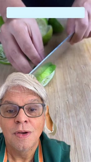 Eduardo Denis on Instagram: "🍋 Você sabia que dá pra fazer lemon pepper em casa com a casca do limão? Além de aproveitar tudo, o sabor fica muito mais intenso e natural. E o cheiro enquanto prepara… já vale a pena. 🔥 Como fazer: Corte a casca (bagaço) do limão em tiras. Leve ao forno a 120 °C por cerca de 40 minutos, até desidratar. Depois, coloque no triturador: • pimenta-do-reino em grãos • 1 colher de sal • 1 colher de cúrcuma • as cascas de limão desidratadas Triture tudo… e pronto: um lem