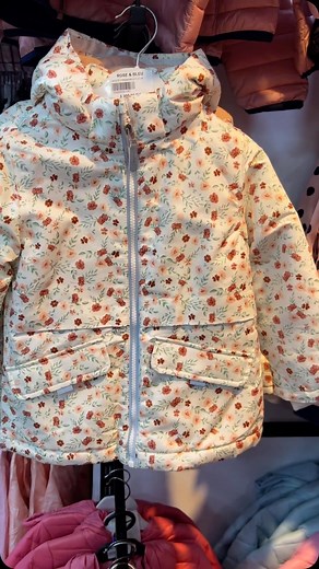 #nouvellecollection #nouvel_arrivage #veste #primark #primarkdisney Veste fille 👧 imperméable 💦 intérieur molletonné 🧶 Marque : Primark 🇪🇺 Taille : 2-3 ans jusqu’à 6-7 ans Prix 🏆 : 3300 Da Soyez les bienvenus | Rose et Bleu Boumerdes