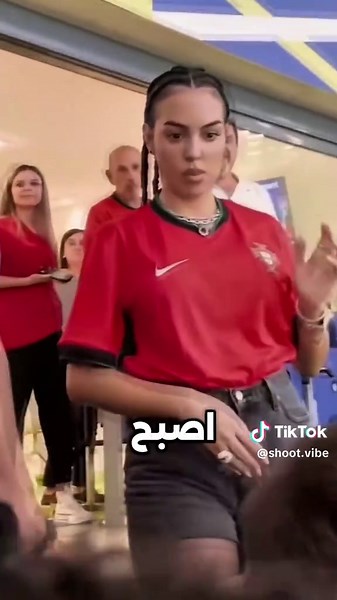 لحظة صادمة خلال مباراة رونالدو.. إصرار أحد المعجبين على جورجينا يثير الجدل 😱🤯