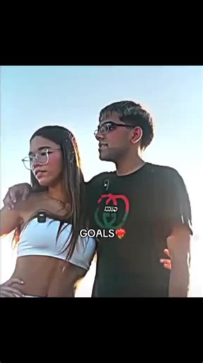 MAESTRO exe on Instagram: "1997년 개봉한 영화 Titanic은 잭과 로즈의 운명적인 사랑을 통해 비극 속에서도 오래 남는 감정의 깊이를 보여주는 작품입니다. 화 려한 연출보다 인물의 감정에 더 집중한 제임스 카메론 감독의 스 타일은 지금 다시 봐도 묘하게 가슴을 울리죠. 배가 침몰하는 장면 이 아닌, 두 사람이 서로를 바라보던 순간들이 더 강하게 기억에 남 는 영화이기도 합니다. 이 감정을 완성해주는 곡이 바로 셀린 디온의 *"My Heart Will Go On"*입니다. 처음 들으면 잔잔한데, 어느 순간 자연스럽게 가 슴이 벅차오르는 느낌을 줍니다. 특히 후반부의 고조되는 보컬은 영화 속 잭과 로즈의 마지막 장면과 겹쳐지면서 괜히 마음이 서늘 해지기도 하고요. 많은 분들이 "이 노래가 나오면 왜 그 장면이 자 동으로 떠오르는지 모르겠다"고 말하는데, 그만큼 영화와 음악이 자연스럽게 얽혀 있는 곡입니다. 1998년 아카데미 주제가상을 비롯해 여러 상을 휩쓴 