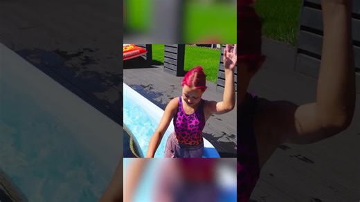 Défis amusants dans la piscine 🏊‍♀️💦#amelkafrance #shorts