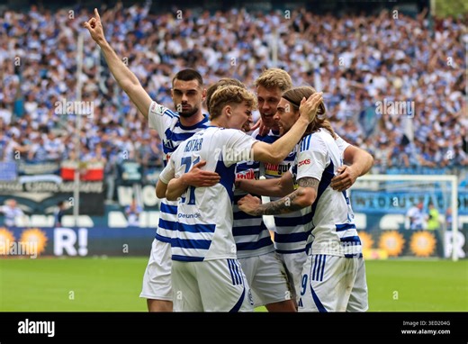 Duisburg, Deutschland: 03.Mai 2026 - 3. Liga - 36. Spieltag - MSV Duisburg vs. Energie Cottbus  Im Bild: v.li. der Dritte Torschütze Thilo Töpken / Toepken (MSV) macht das Tor zum 1:0 für Duisburg und jubelt mit seinen Mannschaftskollegen   DFL regulations prohibit any use of photographs as image sequences and/or quasi-video. (Photo by HMB Media/Madeleine Fantini/Sipa USA Stock Photo - Alamy