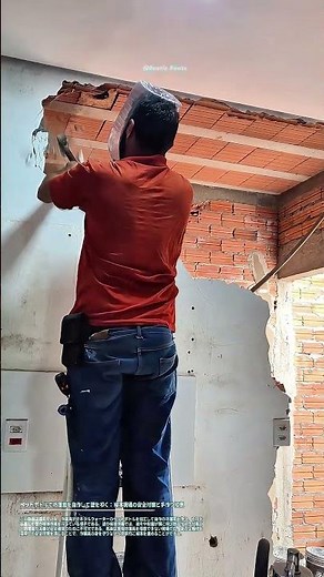 ペットボトルで防護面を自作して壁を叩く：解体現場の安全対策と手作り知恵