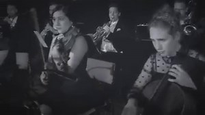 Schlüpft in das Charleston-Kleid oder den smarten Anzug und sichert euch die Tickets für DAS 20er Jahre Event: Berlin Sinfonie der Grosstadt. Live: Metropolis Orchester Berlin und mit der Original-Filmmusik von Edmund Meisel, neu arrangiert von Hans Brandner. SO 06.05. 17 19:30, DI 08.05. 20:00 Das ist der Sound von Berlin! Genießt den Trailer. Tickets jetzt sichern: http://babylonberlin.de/stummfilme.htm | BABYLON