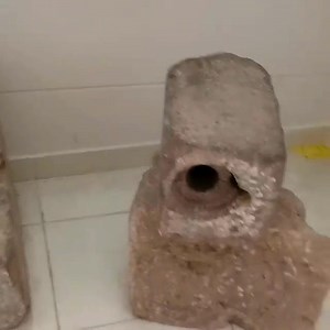 ▪︎ Tecnología Hidráulica Inca La maravillosa ingeniería hidráulica Inca no deja de sorprender. Una cosa son los canales, los pozos y hasta represas incas, pero realizar "conexiones"... es otro nivel de conocimiento. Se trata de un canal de agua finamente pulido con encaje (macho y hembra) para conectar con otro. Se encuentra en el Museo "Piedras Sagradas" de Huaro - Cusco, Perú. #peruconocelo #Cusco #inca | PERÚ conócelo