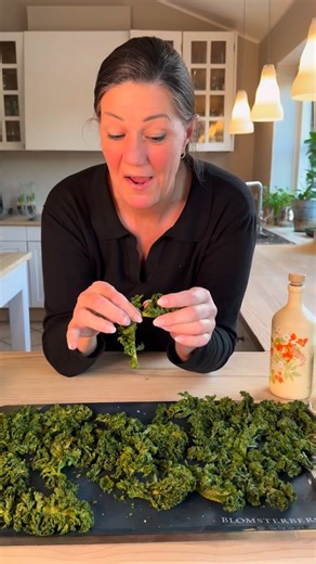 Grønkålschips. Så lækre, simple at lave og så smager de helt vidunderligt 😍 Min fremgangsmåde kan du se nedenfor 😘👇🏼 1. Start med at klippe de groveste stængler fra grønkålsbladene og skyl bladene grundigt i vand 2. Dup bladene med et viskestykke, og lad dem tørre i et par timer 3. Massér grønkålsbladene med god olivenolie og flagesalt 4. Læg dem på en bageplade, helst med et bage underlag 5. Forvarm ovnen til 110 grader 6. Spred grønkålsbladene ud på bagepladen, så de ikke overlapper 7. Bag