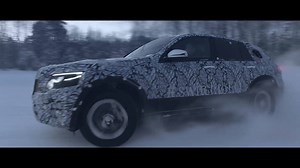 Mercedes testet sein erstes Elektro-SUV EQC unter winterlichen Bedingungen. Alle Infos zum neuen Stromer aus Stuttgart findet ihr hier: http://www.autobild.de/artikel/mercedes-eqc-2019-erlkoenig-10241905.html | AUTO BILD