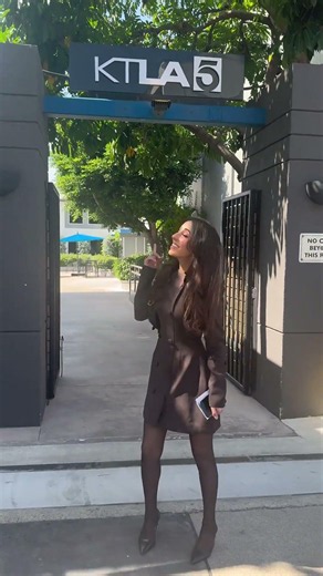 Hopped off the plane at LAX, US. Rate my lip syncing out of 10 😭! #dermatologist #losangeles #travel