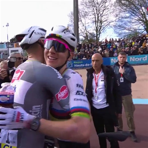 𝟴 𝗠𝗼𝗻𝘂𝗺𝗲𝗻𝘁𝘀 𝗽𝗮𝗿𝘁𝗼𝘂𝘁, balle au centre, et une petite accolade entre les deux monstres que sont Van der Poel et Pogacar 🤝 | Eurosport France