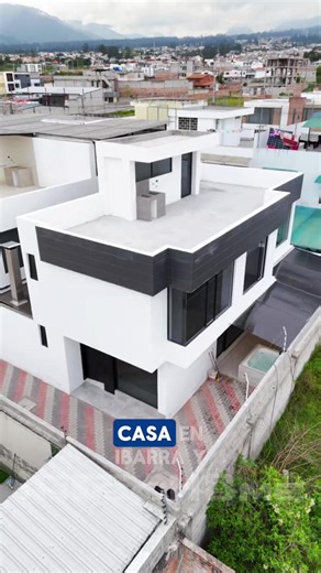 ☘🏠 ¡De venta casa en Yacucalle! 🏡✨ Califica Crédito Miti–Miti 4.87% 💲Precio: $130.000 📌Ubicación: Yacucalle 📐Área de terreno: 190 m² 📏Área de construcción: 157 m² Primera Planta: 🛋️🥘Sala, comedor, cocina,y baño social. Segunda Planta: 🛌 Habitación master con baño privado y 2 Habitaciones junior con baño compartido. Exterior: 🚘 Garaje para 4 vehículos, cuenta con espacio lateral;área bbq, jacuzzi, terraza con área de lavado. EXTRAS ✨ 🔸Medidores de agua y luz 🔸Portón eléctrico 🔸Citófo
