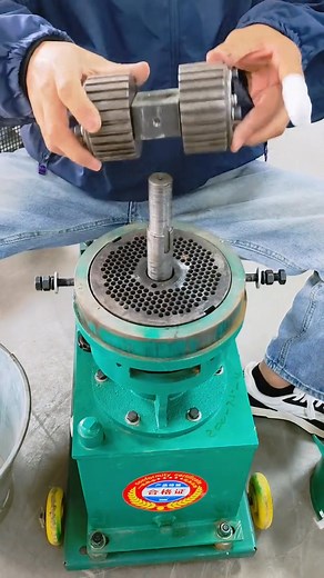 ⚙️ Setting Up the Pellet Mill Die Plate #PelletMill #DiePlate #SettingUp #WoodPellets #PelletMaking #Biomass #EquipmentSetup #PelletProduction #SustainableEnergy #RenewableResources #EcoFriendly #Manufacturing #Agriculture #DIYProjects #PelletHopper #Woodworking #IndustrialEquipment #HobbyFarm #GreenEnergy 👍❤️‍🩹 | Zhongbang Breaker