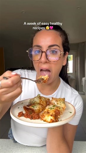 A week of easy, low calorie filling recipes inspiring you to eat ALL the foods you love, while losing weight 💪 Want more easy healthy recipes? Comment APP and I’ll DM you the link to 500 more easy recipes PLUS a 99p discount code 💕 (only for the first 500 people!) The meal plan ⤵️ 🥘 One pan marry me chicken lasagna 🌮 Chicken, stuffing and brie tacos 🥡 Chicken korma fakeaway 🍖 Cajun bbq peri chicken rice 🌯 Chicken Alfredo baked burritos 🍜 Honey garlic turkey noodles 🥜 Peanut butter curry
