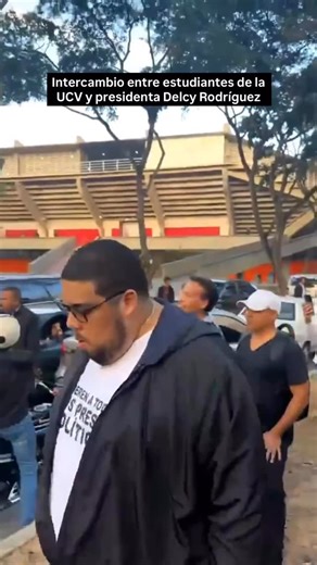 Estudiantes de la Universidad Central de Venezuela increpan a Delcy Rodríguez y exigen liberación de presos políticos. #noticias #venezuela #maduro #trump | Karol Suarez