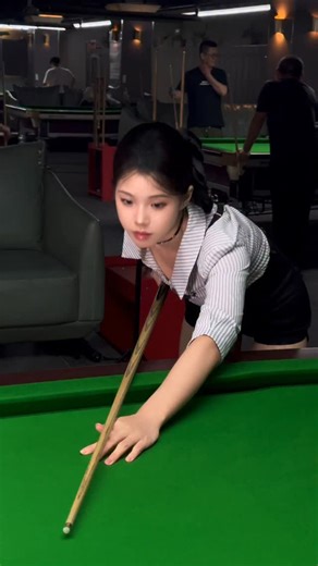 jiefan on Instagram: "Hot girl playing snooker #billiardindonesia #billiardindonesia #billiardclub #billiards🎱time"