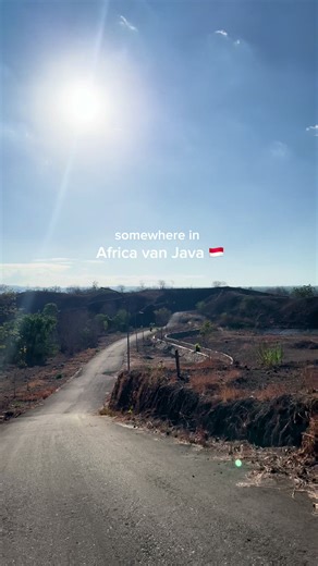 Dengan motor menelusuri ujung pulau Jawa, pernahkah Anda melihat Africa van Java? 🇲🇨 Lebih menyenangkan menulusuri Baluran dengan 🛵 Banyuwangi harus masuk dalam itinerary-mu, you will love it! Cek bio saya untuk itinerary-nya 🔗📩 #baluran #banyuwangi #java #explorebanyuwangi #exploreindonesia