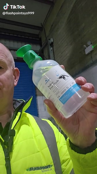 Flashpoint First Aid Supplies Eyewash 500ml Bottles with Eye Cup Easy to Use directing the Solution Exactly where you need it We like to think we have the Best Value First Aid Shop Online @flashpointsystems.ie #eyewash #eyewashbottle #eyewashcup #eyewashing #flashpointsystems
