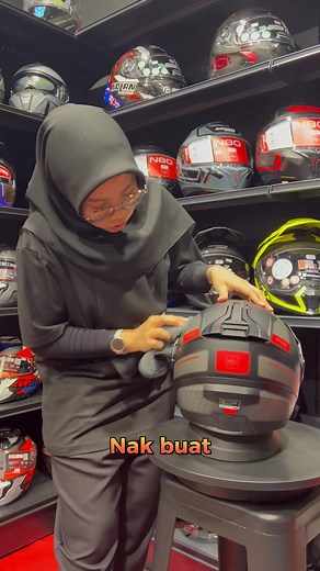 Eh korang belum ada lagi helmet Nolan ?😱 Takkan lah sebab kita ada N40-5 yang korang mesti cair punya. Dengan ciri-ciri menarik, design futuristic dan yang paling penting mementingkan keselamatan , Nolan N40-5 pastinya pilihan terbaik. Nak tahu apa N40 ni ada ? Jom tengok Puteri review 😉🤩 #SerdangMotorcycle #nolanhelmetmalaysia #nolanN405 #N405 #helmet #helmetUnboxing #foryourpage | Serdang Motorcycle