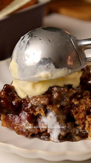 All we actually want for Christmas is this Gingerbread Latte self saucing pudding by Recipebyrosie😍✨ Get the full recipe on her profile | ProCook