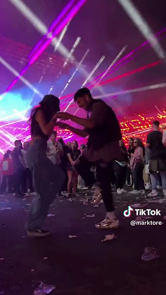 The reaction of the people in the back😲 #shuffle #dance | rave dancing