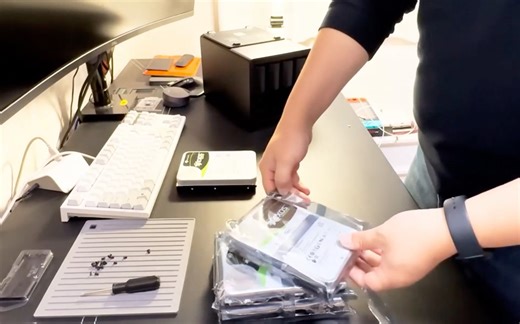 UGRE更懂你的数据中心EN绿联，打造智能生活。