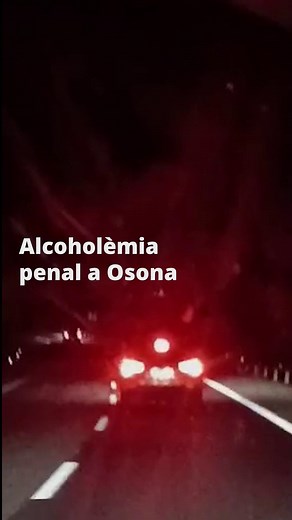 Un conductor circula fent esses per la C-17, a Vic, i a mig trajecte s’intercanvia amb l’acompanyant, però aquest també té una conducció erràtica i fa ziga-zagues. Els aturem i, en la prova d’alcoholèmia, tots dos donen positiu, 0,69 mg/l i 0,92 mg/l. Els denunciem penalment. | Mossos d'Esquadra. Generalitat de Catalunya