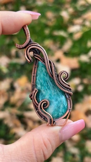 Wire Art Tutorials on Instagram: "Guess what just arrived 😁 The PDF tutorial for this pendant is officially out (download link in bio) Techniques you will learn: - Creating a secure wire frame around a teardrop cabochon - Shaping and sculpting artistic swirls - Building layered wire elements for a dimensional, organic look - Smooth wire transitions so intersections are clean and professional -Combining structure + flow, making the pendant both strong and artistic - Balancing asymmetry while kee
