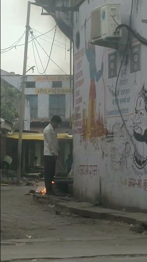 जामा मस्जिद के पीछे की गली में पेसाब करते लोग क्योंकि टॉयलेट नही है. @bharatpurrider