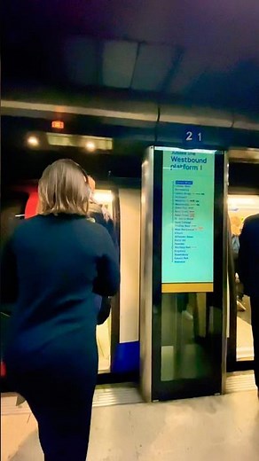 Getting on the Jubilee line at Canary Wharf during Rush Hour #London #CanaryWharf