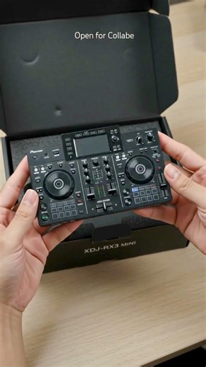 Pioneer DJ DDJ-FLX4 2-deck rekordbox and Serato DJ Controller - White, Limited Edition