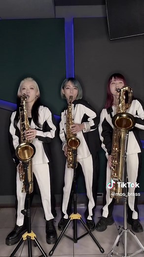死ぬのがいいわ/藤井風 - サックスジャス 黒シャツ赤ネクタイ