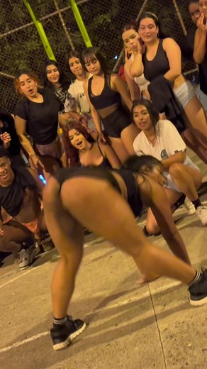 Learn Twerk Dance Moves with Laura Díez in Comuna Class