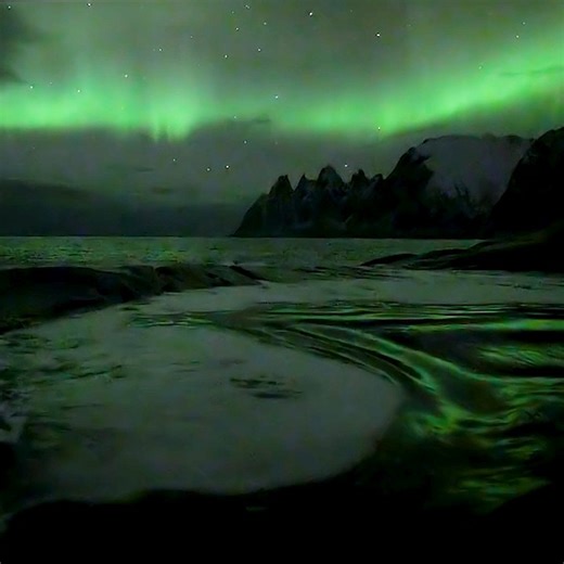 When the ocean breaks into shore and the aurora makes the perfect scene | Aurora Borealis Observatory