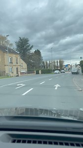 🔵PRIX-LÈS-MÉZIÈRES🔵 LA REDIRECTION VERS LE GIRATOIRE DECATHLON OBLIGATOIRE Après une phase de comptage du trafic la semaine dernière les agents du Conseil départemental ont mis en place ce mardi la phase 2 de l’expérimentation visant à modifier l’entrée dans le village. Concrètement il n’est plus possible de tourner directement à gauche au feu tricolore à la sortie de rocade en venant de Charleville vers Prix-lès-Mézières. Les automobilistes sont renvoyés vers le giratoire de Decathlon, en fai