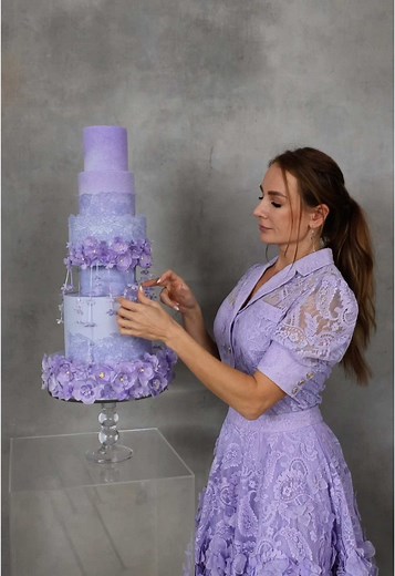 Create Elegant Cakes with Edible Fabrics