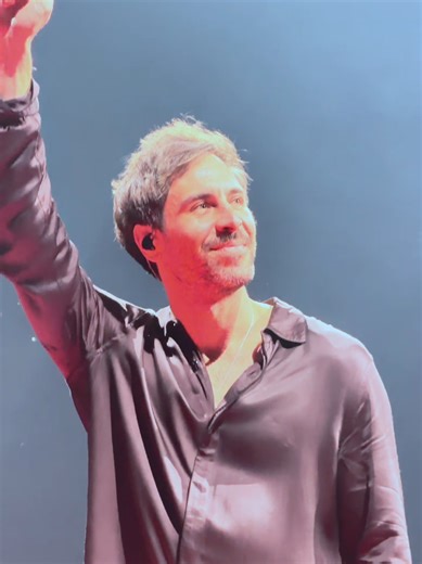 Erlebe HoliDay on Ice: Ein magischer Abend mit Max Giesinger