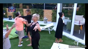 #Live #GFVip In giardino ci si diverte ballando 💃💃 Ay mama Inés Ay mama Inés todos los negros tomamos cafeee 💃💃 | Giulia De Lellis