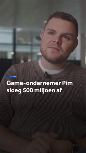 Nieuwsuur on Instagram: "Weinig Nederlanders kennen Pim de Witte, maar de 30-jarige Nijmegenaar is een van de grootste tech-beloftes ter wereld. OpenAI wilde onlangs zijn bedrijf kopen en bood 500 miljoen dollar. De Witte wees dat af. De Witte bouwde een platform genaamd Medal.tv. Daar kunnen gebruikers videoclips van hun favoriete spelmomenten delen. Van elke actie die een speler uitvoert, worden de data gelabeld en opgeslagen. Die data zijn cruciaal in de volgende fase van de AI-race: het trai