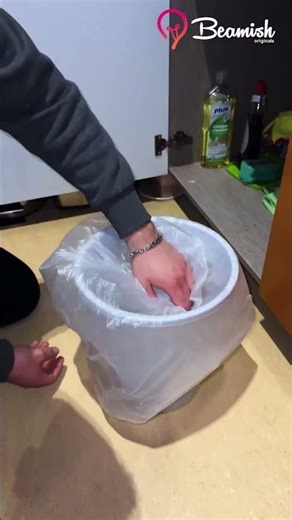 The right way to put a trash bag in the bin 🗑️ #easy #trashbags #bin #trick