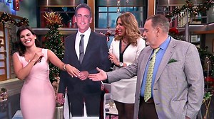 Raúl De Molina se impresiona con el tamaño del anillo de compromiso de Karina Banda Univision mientras Lili Estefan revela la marca. 👰🤵💍 Vía El Gordo y La Flaca | Univision